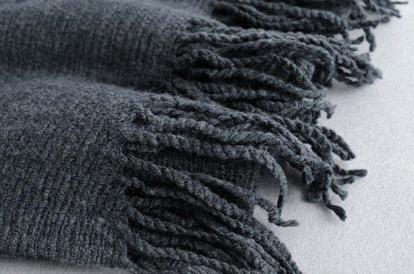 Eșarfă modernă de iarnă cu franjuri în albastru și gri