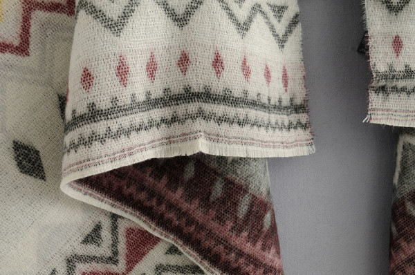 Modern hosszú téli sál szürke és mintás mintával