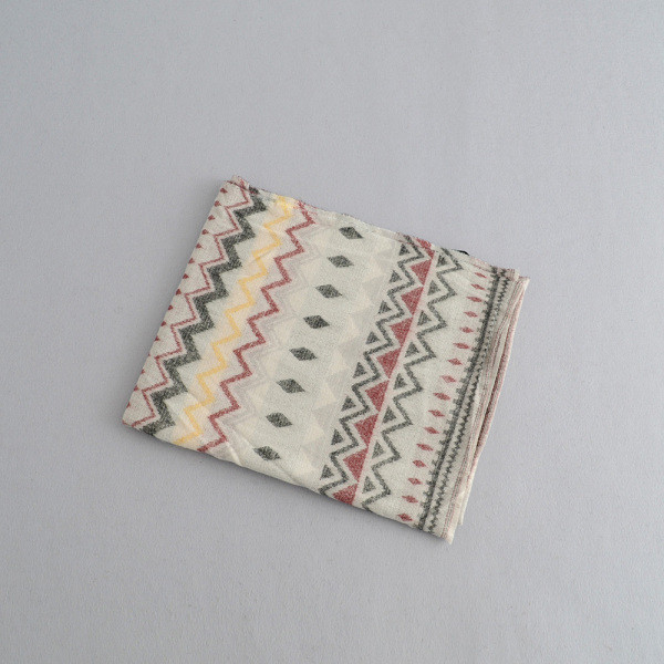 Modern hosszú téli sál szürke és mintás mintával