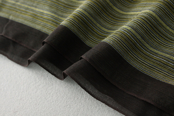 Lezser, modern zöld sál rojtokkal