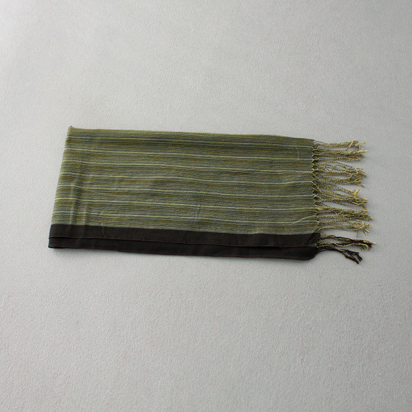 Lezser, modern zöld sál rojtokkal