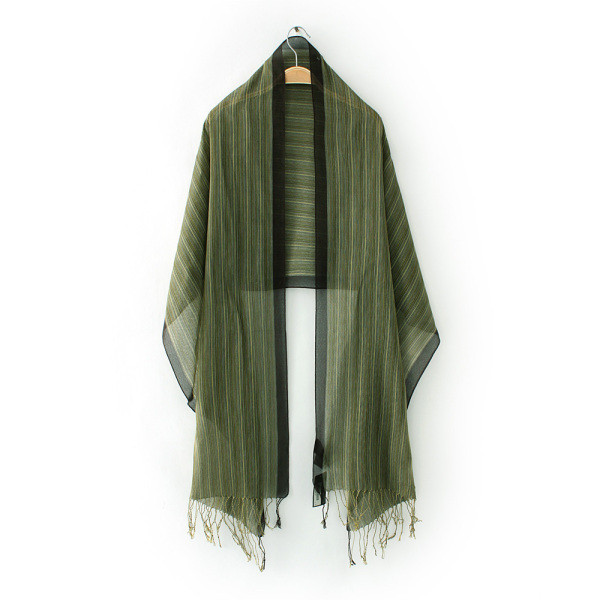 Lezser, modern zöld sál rojtokkal