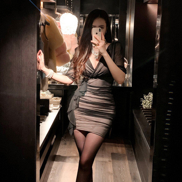 Női ruha 3/4-es ujjal és spitz nyakkivágással - Vékony modell