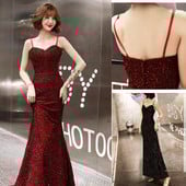Elegáns hosszú női ruha vékony pántokkal, fényes hatású piros és fekete színben