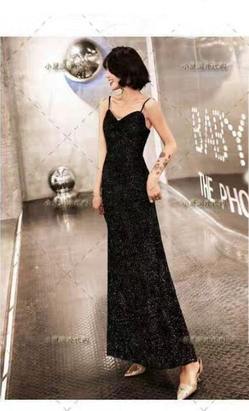 Elegáns hosszú női ruha vékony pántokkal, fényes hatású piros és fekete színben