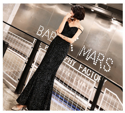 Elegáns hosszú női ruha vékony pántokkal, fényes hatású piros és fekete színben