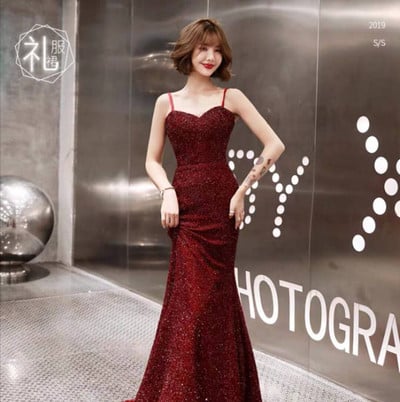 Elegáns hosszú női ruha vékony pántokkal, fényes hatású piros és fekete színben