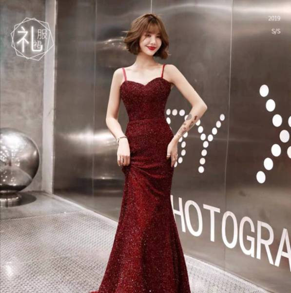 Elegáns hosszú női ruha vékony pántokkal, fényes hatású piros és fekete színben