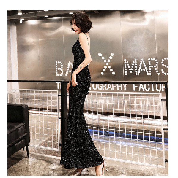 Elegáns hosszú női ruha vékony pántokkal, fényes hatású piros és fekete színben