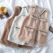 Vestă modernă de damă în bej, maro și alb, cu decolteu în V