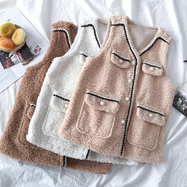 Vestă modernă de damă în bej, maro și alb, cu decolteu în V