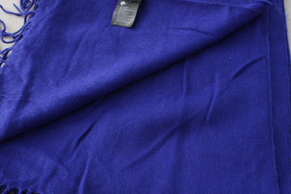 Őszi-téli meleg sál, kék rojtokkal