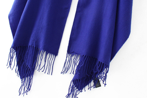 Őszi-téli meleg sál, kék rojtokkal