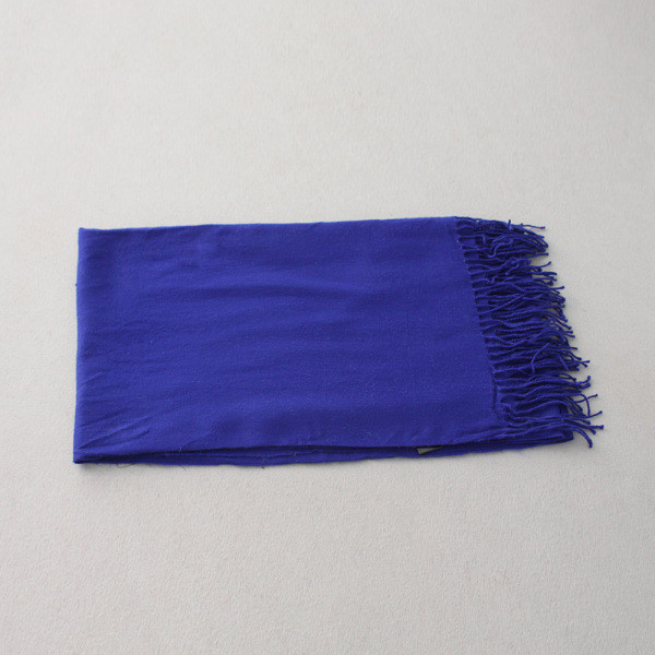 Őszi-téli meleg sál, kék rojtokkal
