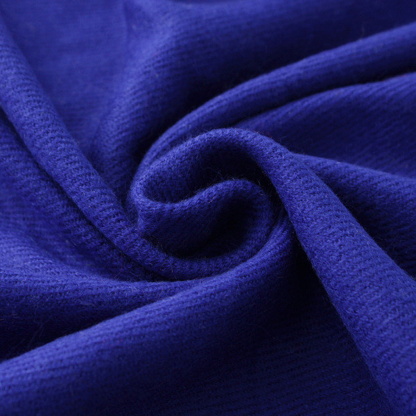 Őszi-téli meleg sál, kék rojtokkal