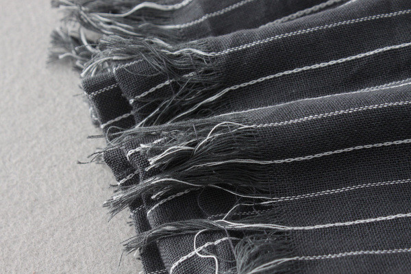 Csíkos tavaszi-őszi sál szürke színben, rojtokkal