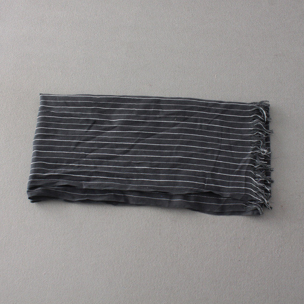 Csíkos tavaszi-őszi sál szürke színben, rojtokkal