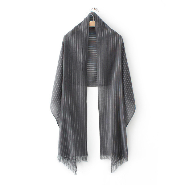 Csíkos tavaszi-őszi sál szürke színben, rojtokkal