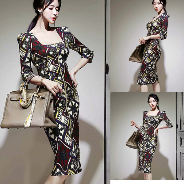 Női ruha négyzet alakú nyakkivágással és 3/4-es ujjakkal - retro stílusú