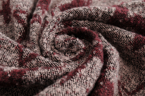 Vastag téli sál bordó színben, rátéttel és rojtokkal