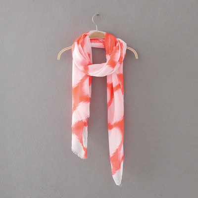 Vékony, elegáns fehér sál rojtokkal