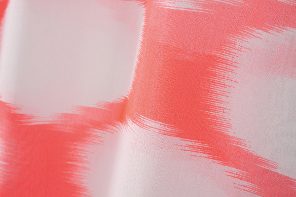 Vékony, elegáns fehér sál rojtokkal