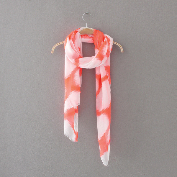 Vékony, elegáns fehér sál rojtokkal