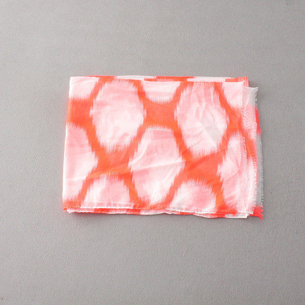 Vékony, elegáns fehér sál rojtokkal