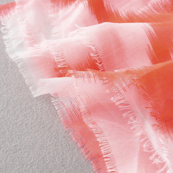 Vékony, elegáns fehér sál rojtokkal