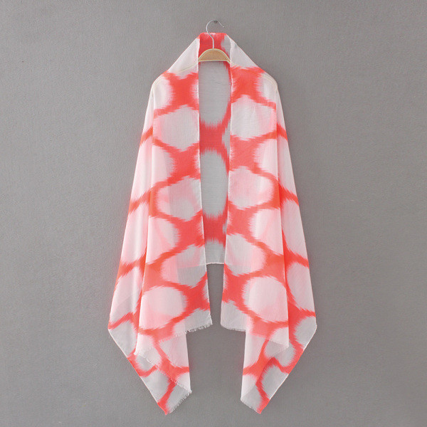 Vékony, elegáns fehér sál rojtokkal