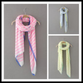 Vékony csíkos sál rózsaszín, kék és sárga rojtokkal