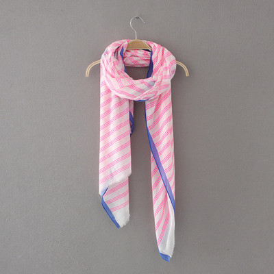 Vékony csíkos sál rózsaszín, kék és sárga rojtokkal