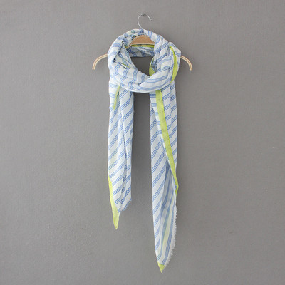 Vékony csíkos sál rózsaszín, kék és sárga rojtokkal