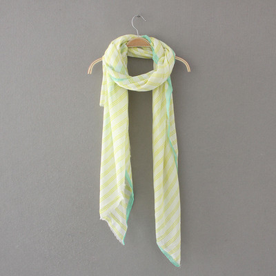 Vékony csíkos sál rózsaszín, kék és sárga rojtokkal