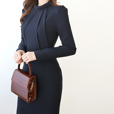 Modern női ruha alacsony gallérral, hosszú ujjú kék és zöld színben