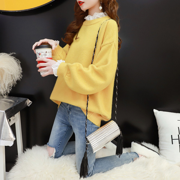 Női pulóver csipkével az ujján és a gallérján sárga, rózsaszín, fehér és kék színben