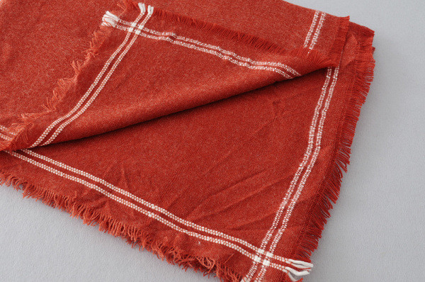 Modern alkalmi sál rojtokkal, narancssárga színben