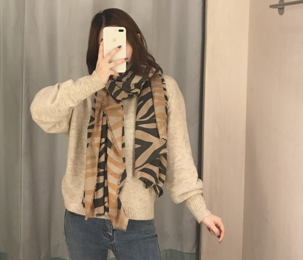 Modern őszi-téli sál barna színben, zebra mintával