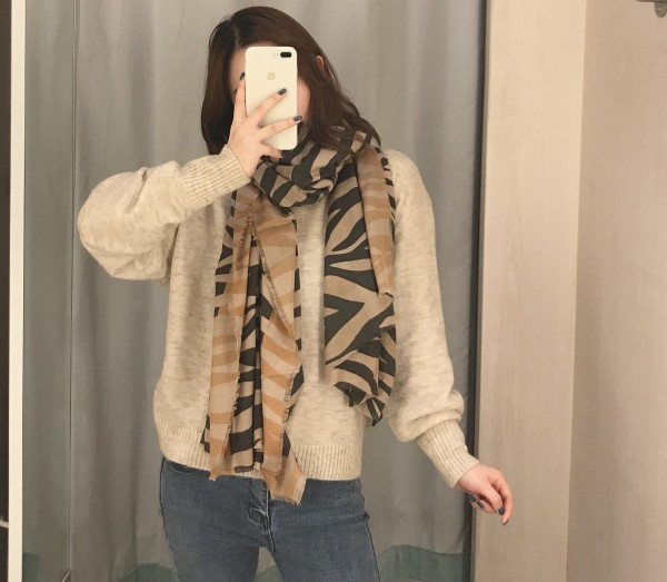 Modern őszi-téli sál barna színben, zebra mintával