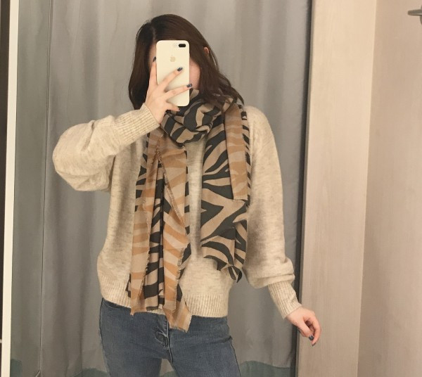 Modern őszi-téli sál barna színben, zebra mintával