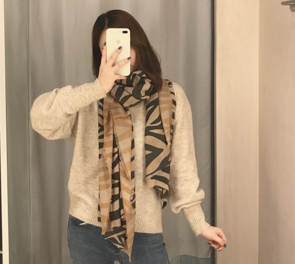 Modern őszi-téli sál barna színben, zebra mintával