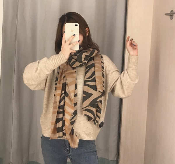 Modern őszi-téli sál barna színben, zebra mintával