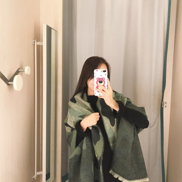 Modern őszi-téli sál terepszínű mintával és rojtokkal