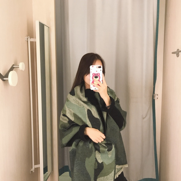 Modern őszi-téli sál terepszínű mintával és rojtokkal