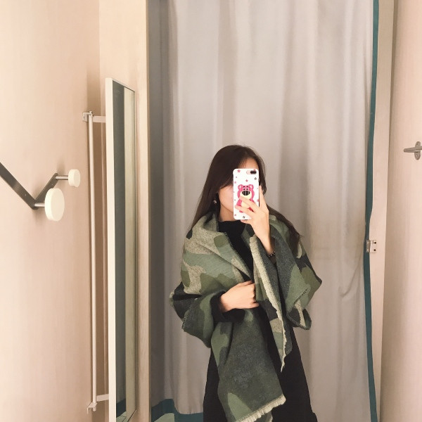 Modern őszi-téli sál terepszínű mintával és rojtokkal