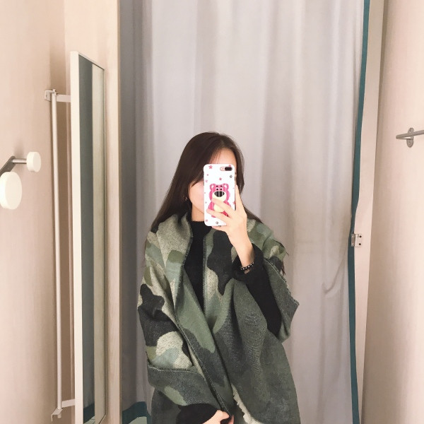 Modern őszi-téli sál terepszínű mintával és rojtokkal