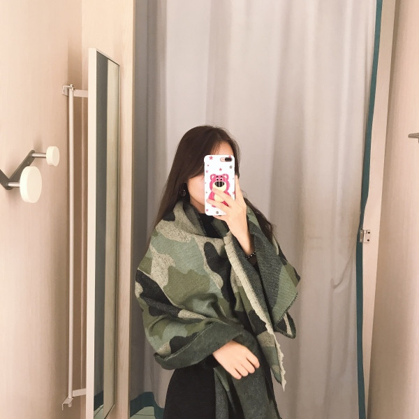 Modern őszi-téli sál terepszínű mintával és rojtokkal