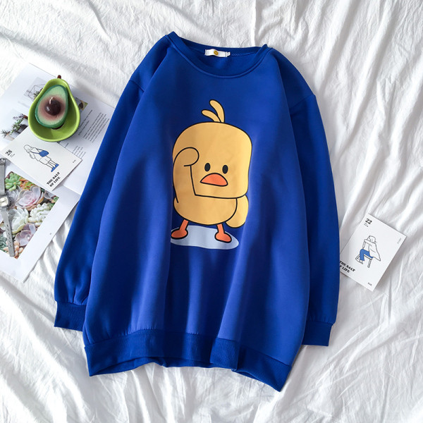 Piros és kék színű női blúz rátéttel és kerek nyakkivágással