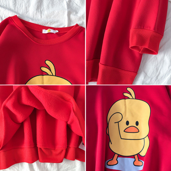 Piros és kék színű női blúz rátéttel és kerek nyakkivágással