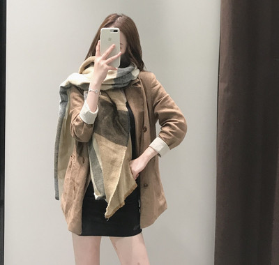 Női őszi-téli kockás sál, rojtokkal barna színben